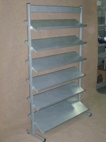 Regał z półkami z blachy