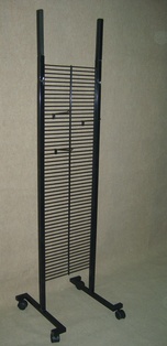 Stojak z wpinanymi hakami i uchwytem na logo