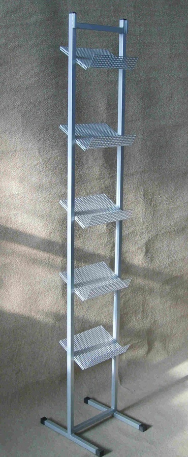 Stojak podłogowy z półkami z blachy perforowanej