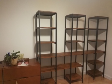 Stalowy regał z drewnianymi półkami