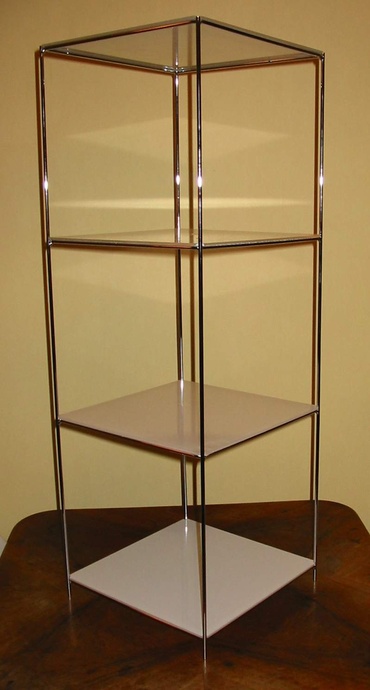 Regał metalowy z elementami z tworzywa