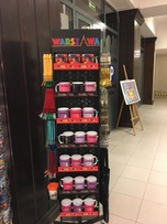 Stojak z blachy z półkami na kubki