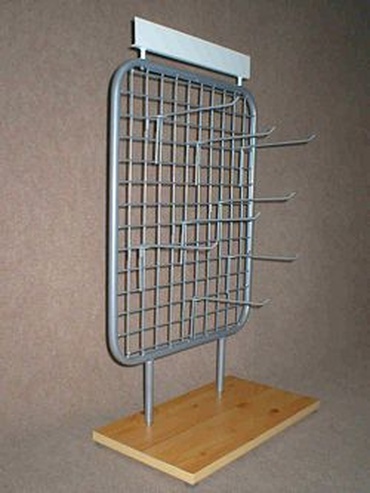 Stojak na bazie kraty z hakami i uchwytem na logo