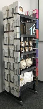 Regał na gadżety i kartki okolicznościowe