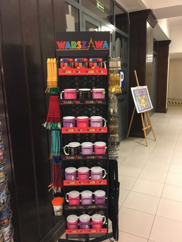 Stojak z blachy z półkami na kubki