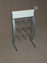 Stojak z ozdobnymi szelkami z blachy