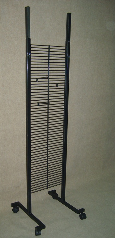 Stojak z wpinanymi hakami i uchwytem na logo