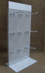 Stojak z hakami wpinanymi w blachę