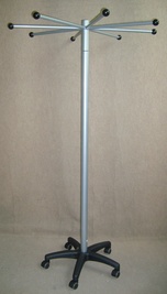 Stojak podłogowy, obrotowy, na kółkach