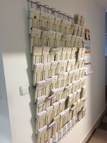 Organizer na ulotki DL - tablica 100 kieszonek