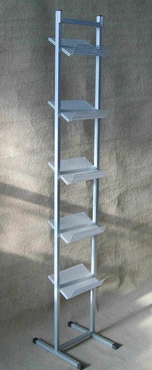 Stojak podłogowy z półkami z blachy perforowanej