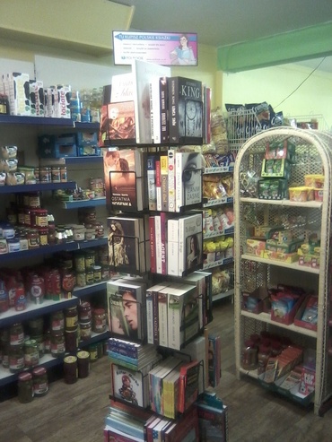 Stojak obrotowy na książki, z półkami z blachy