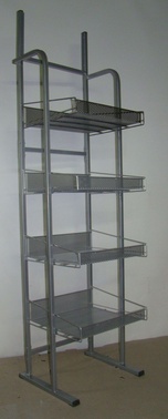 Regał z półkami z blachy perforowanej