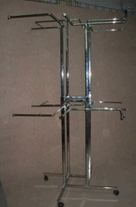 Wieszak do ekspozycji odzieży w sklepie