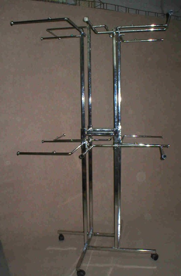 Wieszak do ekspozycji odzieży w sklepie