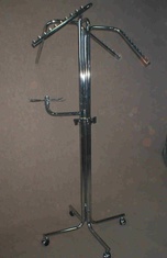 Wieszak do ekspozycji odzieży w sklepie