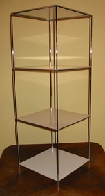 Regał metalowy z elementami z tworzywa